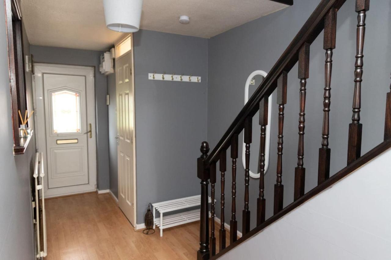 3 Bed Home Sleeps 8 People Located 1 Min From Train Stop - Otley Terrace Oldham Exterior foto