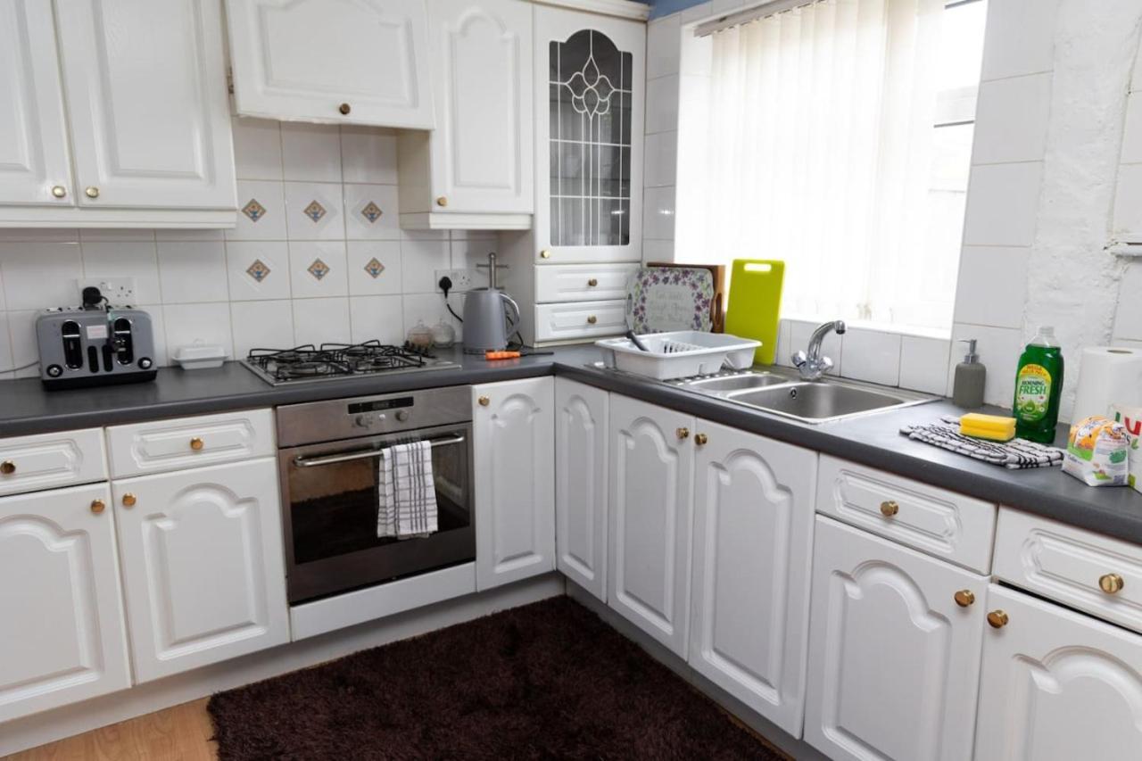 3 Bed Home Sleeps 8 People Located 1 Min From Train Stop - Otley Terrace Oldham Exterior foto