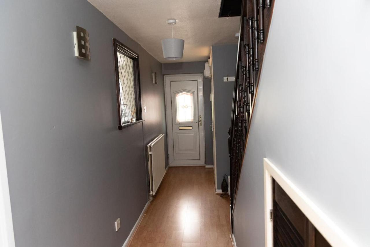 3 Bed Home Sleeps 8 People Located 1 Min From Train Stop - Otley Terrace Oldham Exterior foto
